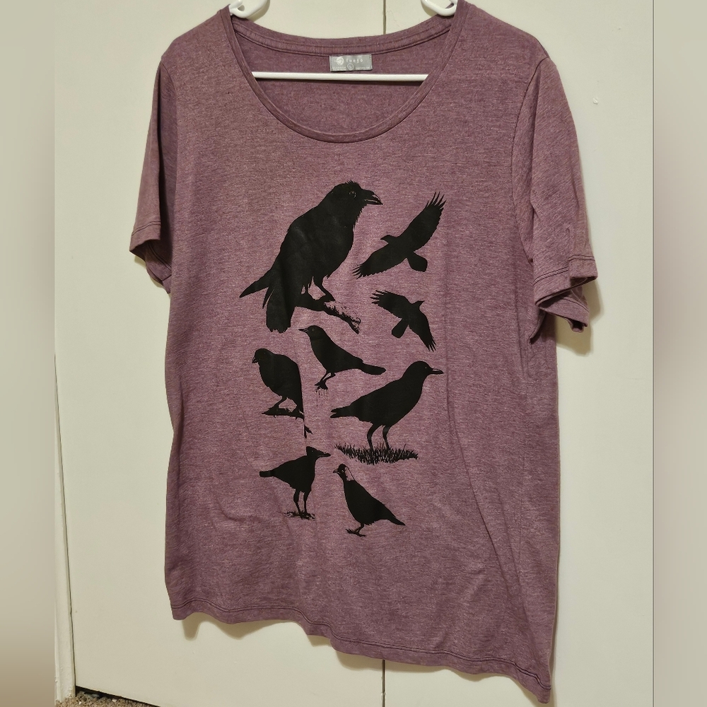 Purple crow print T-shirt - women's size large - EUC